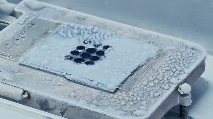 KAIST 연구진이 개발한 결빙 방지 필름 테스트 결과.[KAIST 제공]