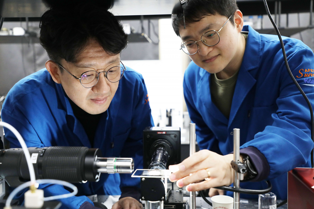 김형수(왼쪽) 교수와 편정수 박사과정생이 관련 실험을 진행하고 있다.[KAIST 제공]