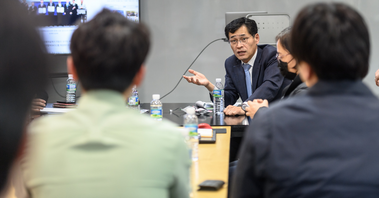지난해 3월 창업지원센터에서 이지개 양천구청장이 지역 청년들을 만나 소통하고 있다. [양천구 제공]