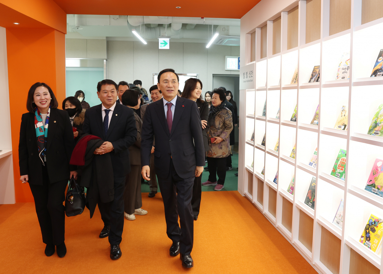 논현문화마루 개관식에 참석한 조성명 강남구청장(앞줄 오른쪽) [강남구 제공]