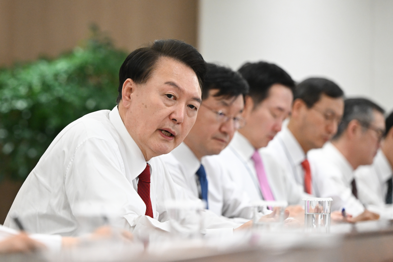 윤석열 대통령이 2024년 갑진년 새해를 맞아 2일 서울 용산 대통령실 청사에서 열린 첫 수석비서관회의에서 발언하고 있다. [연합]