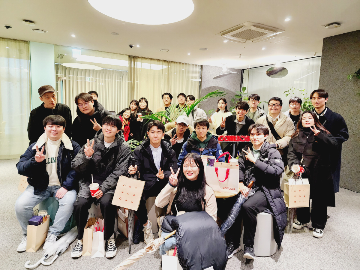 컴투스플랫폼이 진행한 공공 교육 프로그램 새싹(SeSAC) 교육생이 기념촬영을 하고 있다. [컴투스홀딩스 제공]