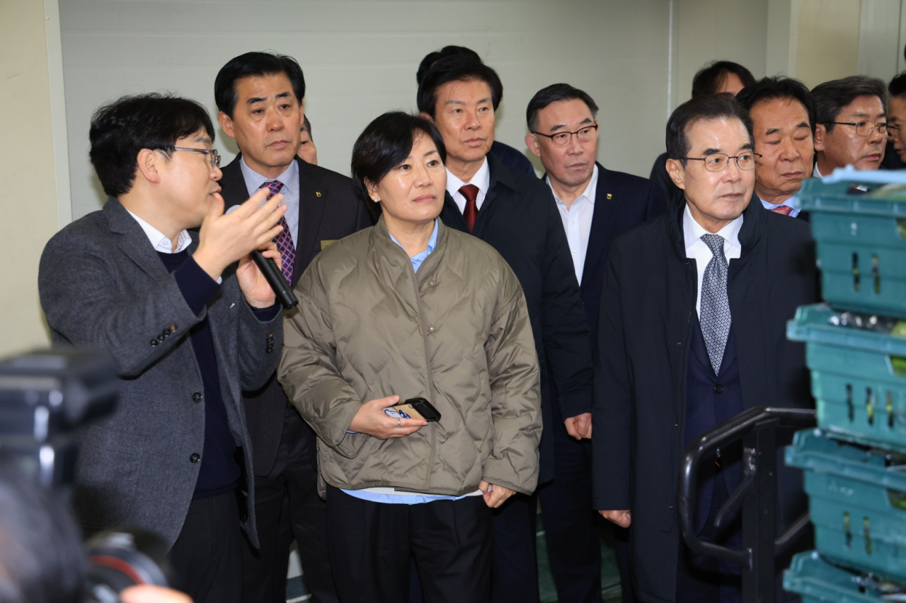 송미령(앞줄 가운데) 농림축산식품부 장관이 2일 충남 금산 만인산농협 농산물산지유통센터(APC)를 방문해 관계자로부터 설명을 듣고 있다. [농림축산식품부 제공]