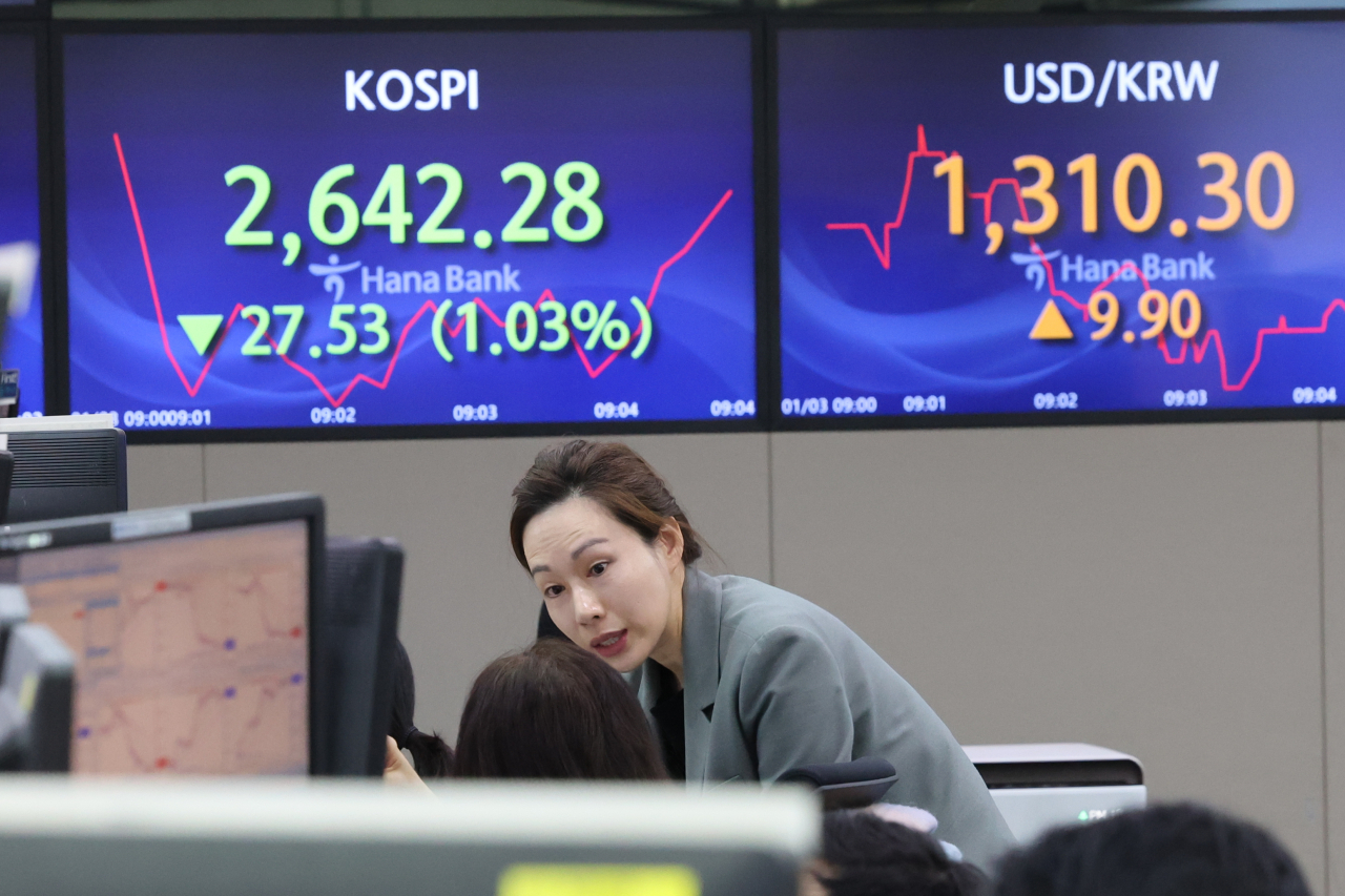 코스피가 1% 넘게 하락한 3일 오전 서울 중구 을지로 하나은행 딜링룸 현황판에 코스피와 원/달러 환율 등이 표시돼 있다. 연합뉴스
