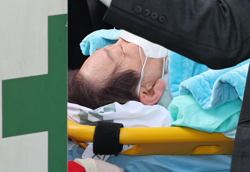 부산 방문 일정 중 흉기에 피습된 이재명 더불어민주당 대표가 2일 서울 종로구 서울대병원으로 이송되고 있다. [연합]