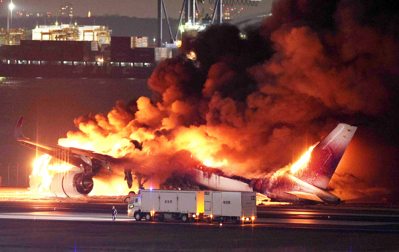 지난 2일 오후 일본 도쿄 하네다공항 활주로에 착륙하던 일본항공 소속 516편의 여객기가 화염에 휩싸여 있다. [EPA]
