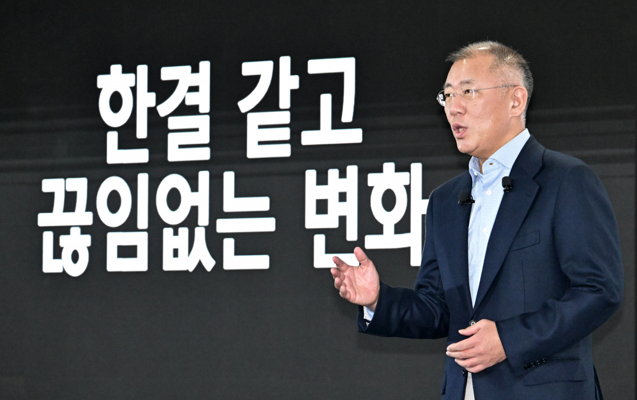 정의선 현대자동차그룹 회장이 3일 경기도 광명시 기아 오토랜드 광명 2공장에서 열린 2024년 현대자동차그룹 신년회에 참석해 신년사를 하고 있다. 광명=임세준 기자