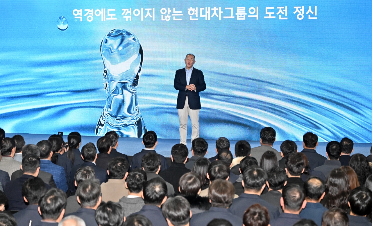 정의선 현대자동차그룹 회장이 3일 경기도 광명시 기아 오토랜드 광명 2공장에서 열린 2024년 현대자동차그룹 신년회에 참석해 신년사를 하고 있다. 광명=임세준 기자
