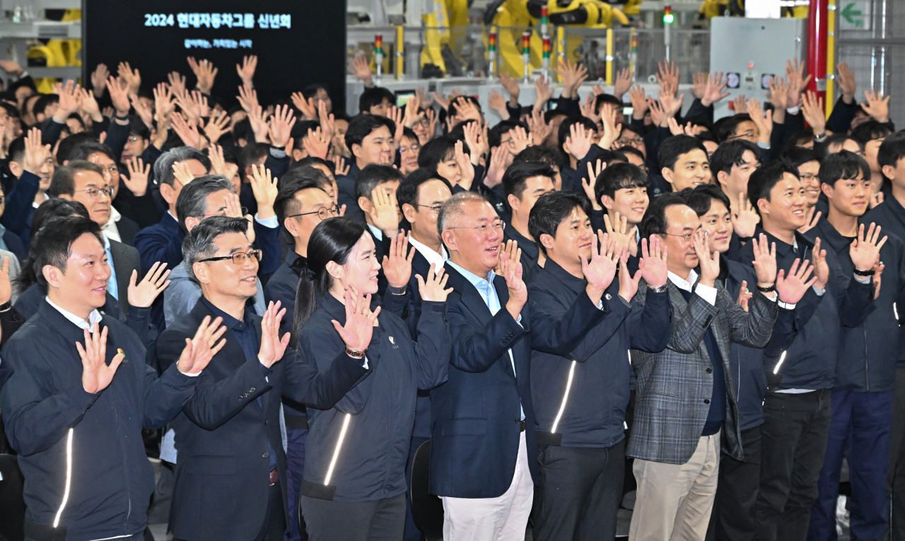 정의선(첫째줄 왼쪽 네번째) 현대자동차그룹 회장이 3일 경기도 광명시 기아 오토랜드 광명 2공장에서 열린 2024년 현대자동차그룹 신년회에 참석해 송호성(첫째줄 왼쪽두번째) 기아 사장 직원들과 인사를 하고 있다. 광명=임세준 기자