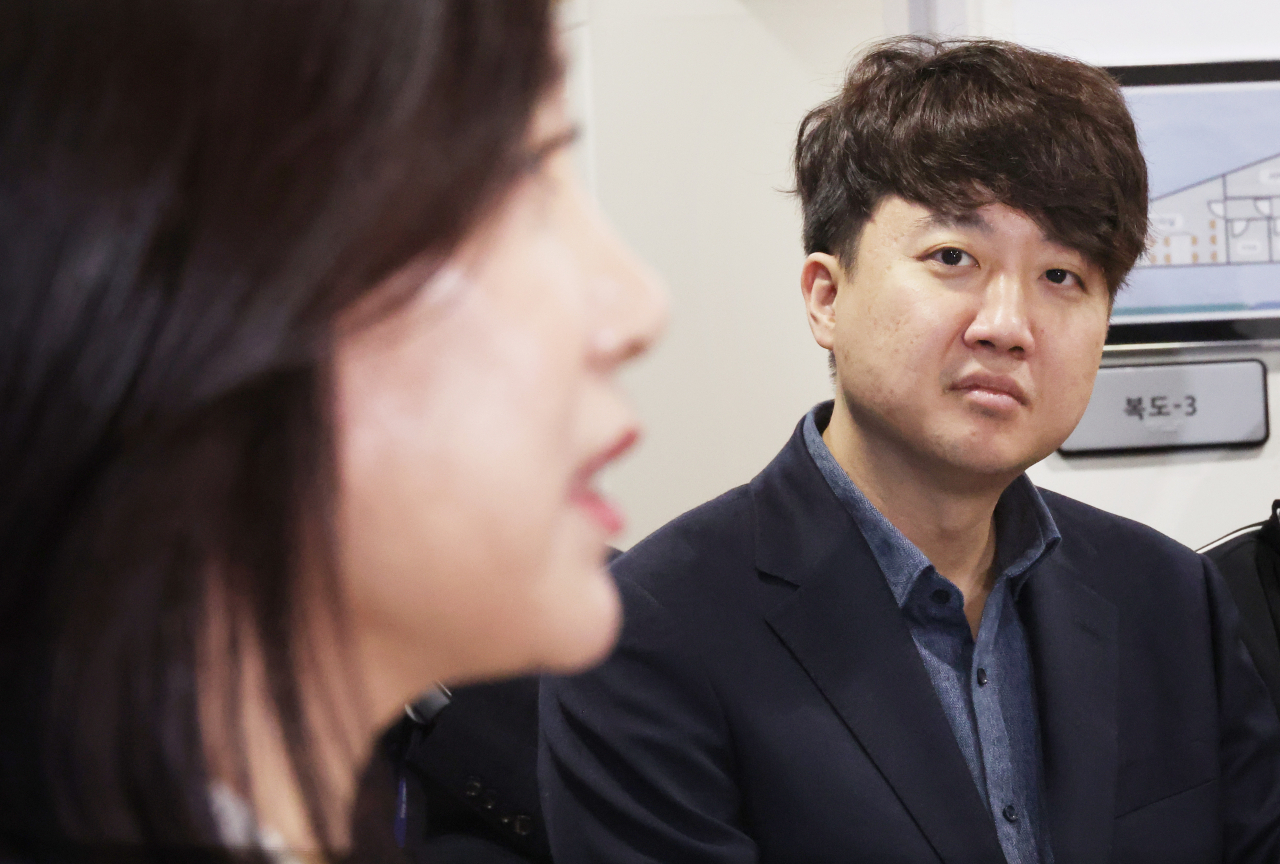 국민의힘 허은아 의원이 3일 국회에서 탈당 기자회견을 하고 있다. 오른쪽은 허 의원이 합류할 개혁신당(가칭)을 준비 중인 이준석 전 국민의힘 대표. [연합]