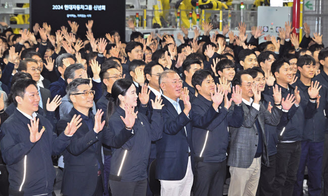 정의선(왼쪽 네번째) 회장이 신년회에서 송호성(왼쪽 두번째) 기아 사장 등 임직원들과 인사를 하고 있다. 광명=임세준 기자