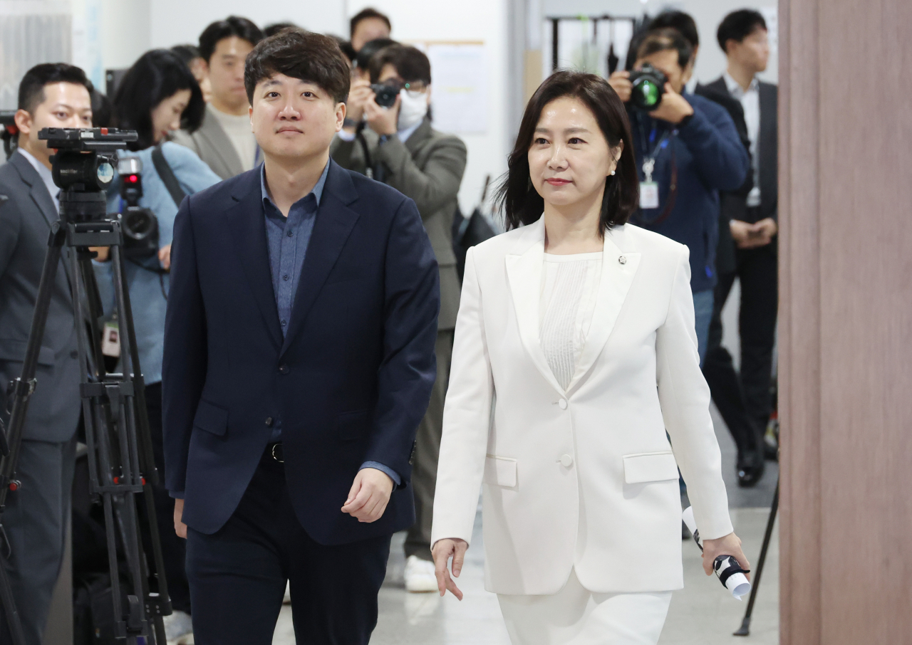 허은아 전 국민의힘 의원(오른쪽)이 3일 국회에서 탈당 기자회견을 위해 걸어오고 있다. 왼쪽은 개혁신당을 준비 중인 이준석 전 국민의힘 대표. [연합]