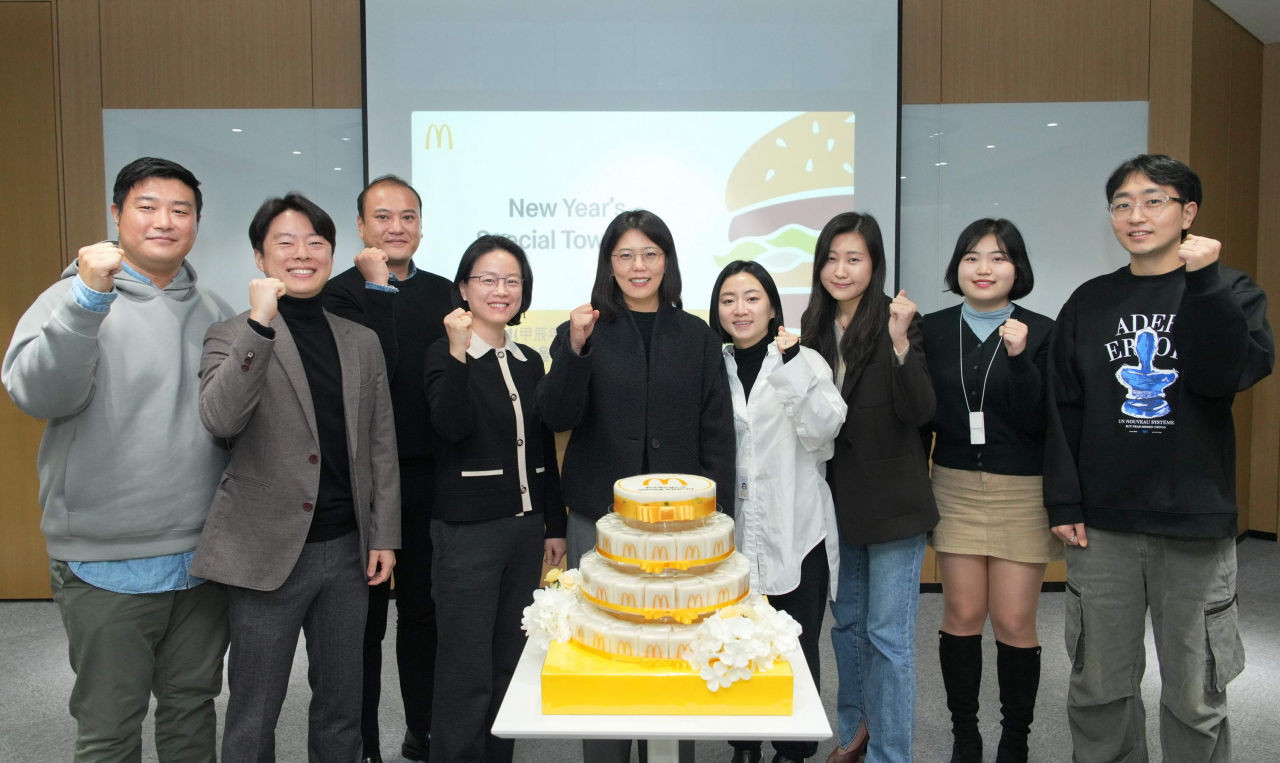 한국맥도날드 김기원 대표(가운데)와 임직원들이 3일일 한국맥도날드 본사에서 열린 새해맞이 사내행사에서 기념사진을 촬영하고 있다. [한국맥도날드 제공]