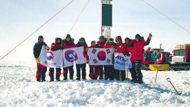지난달 31일 남극내륙기지 후보지에 도착한 극지연구소 K루트 탐사대원들 [극지연구소 제공]