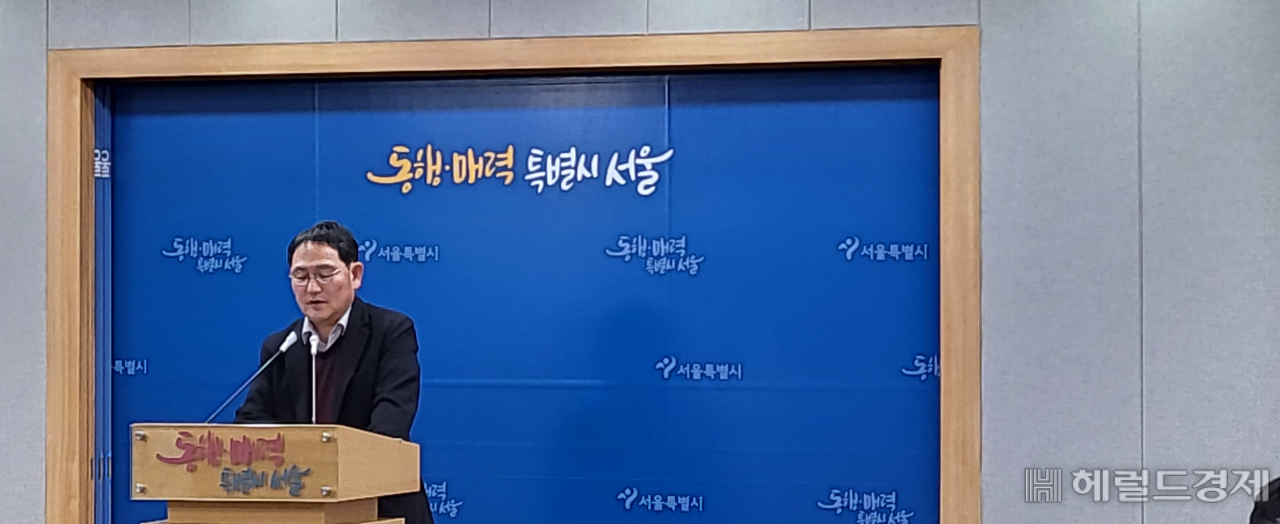 신선종 서울시 신임 대변인이 2일 첫 정례 언론 브리핑을 진행하고 있다.
