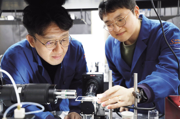 KAIST 기계공학과의 김형수(왼쪽) 교수와 편정수 박사과정생이 관련 실험을 진행하고 있다. [KAIST 제공]