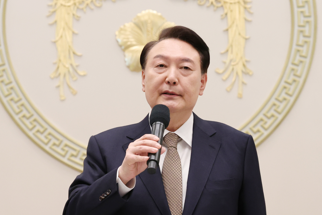 윤석열 대통령이 3일 청와대 영빈관에서 열린 '2024년 신년 인사회'에 참석해 발언하고 있다. [연합]