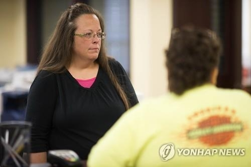 지난 2015년 동성 결혼한 커플에게 결혼 증명서 발급을 거부해 잠시 수감되면서 전 세계적인 관심을 끌었던 미국 켄터키주 로완카운티의 전 서기인 킴 데이비스가 재판에서 패소했다. [연합]