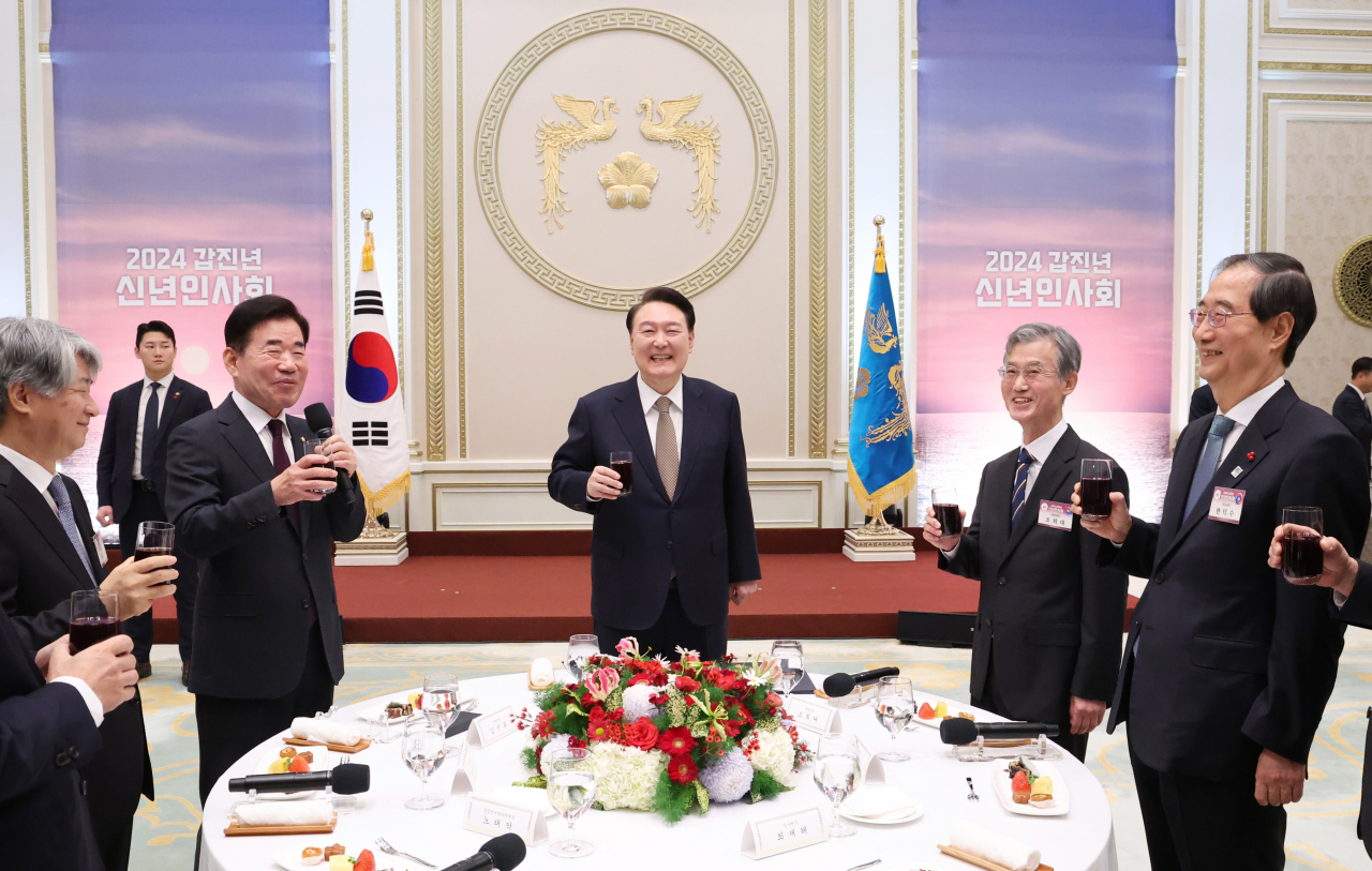 윤석열 대통령이 3일 청와대 영빈관에서 열린 '2024년 신년 인사회'에 참석해 김진표 국회의장의 건배사를 듣고 있다. 왼쪽부터 이종석 헌법재판소장, 김 의장, 윤 대통령, 조희대 대법원장, 한덕수 국무총리. [연합]