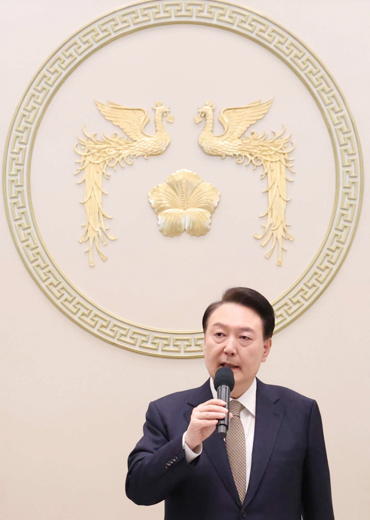 윤석열 대통령이 3일 청와대 영빈관에서 열린 '2024년 신년 인사회'에 참석해 발언하고 있다. [연합]