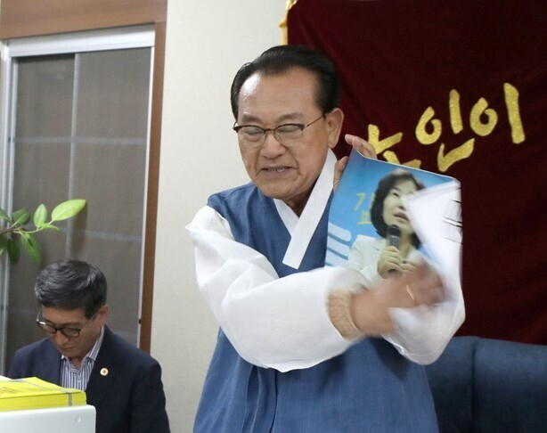 김호일 대한노인회장이 지난해 8월 3일 서울 용산구 대한노인회 중앙회에 사과방문한 김은경 더불어민주당 혁신위원장과 면담을 하며 노인 비하 발언 항의를 하고 있다.[공동취재사진]