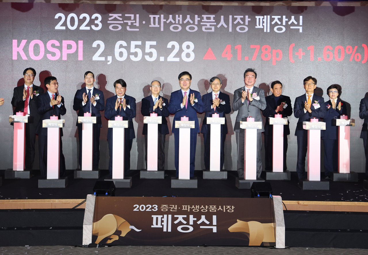 28일 오후 부산 남구 부산국제금융센터에서 열린 20 23년 증권·파생식품 시장 폐장식에서 손병두 한국거래소 이사장을 비롯한 참석자들이 폐장을 알리는 버튼을 누르고 있다. 코스피는 올해 마지막 거래일인 28일 1.6% 상승해 2655.28로 마무리했다. [연합]
