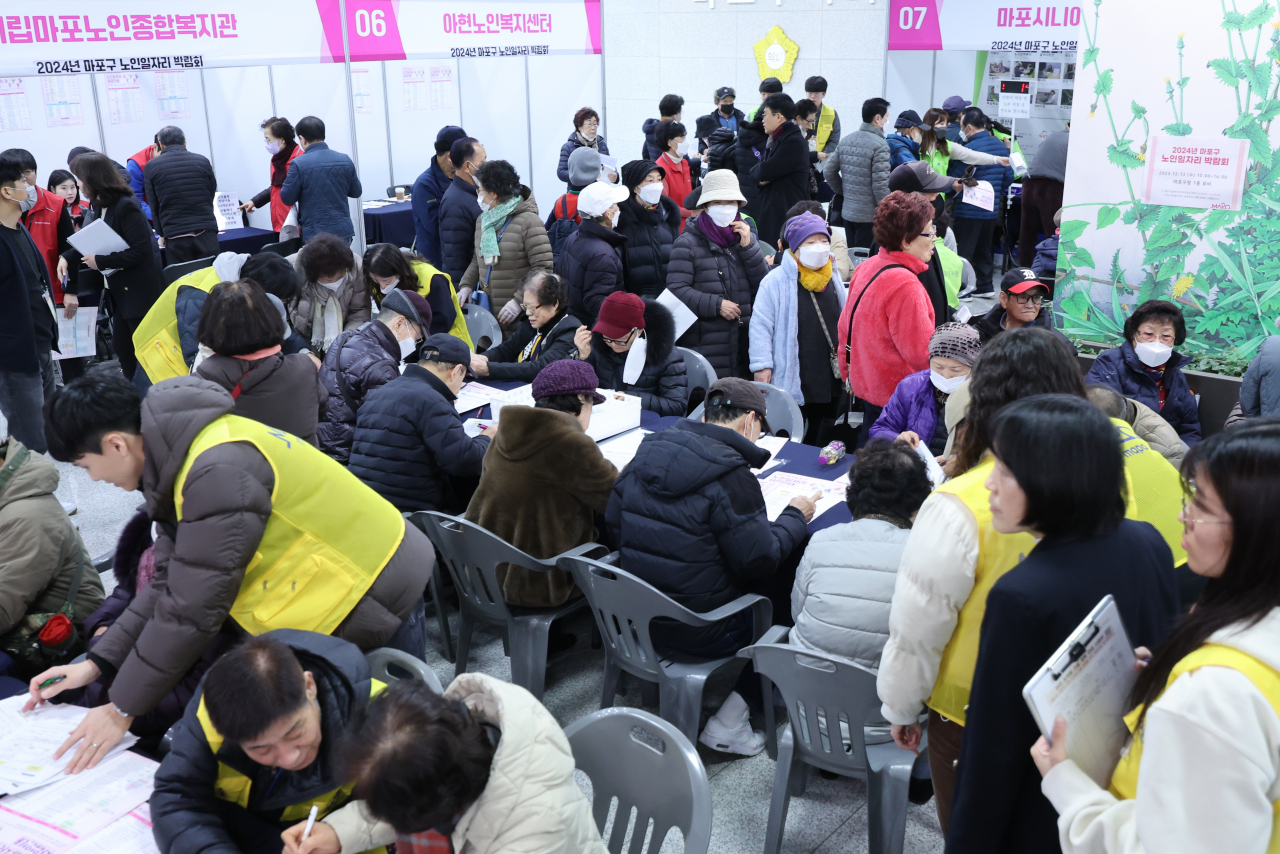 서울 마포구청에서 열린 '2023 마포구 노인 일자리 박람회'가 일자리를 구하려는 노인들로 북적이고 있다. [연합]