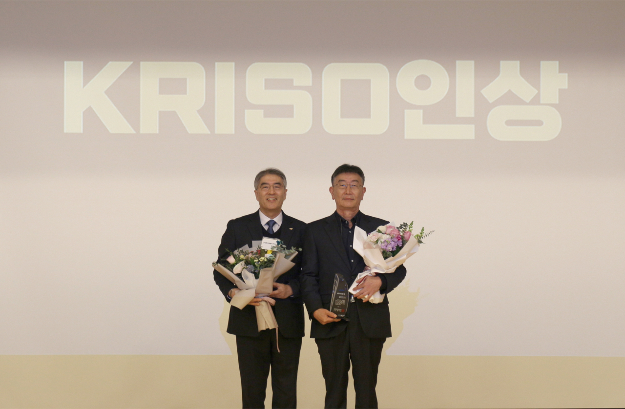 선박해양플랜트연구소 홍기용 소장(왼쪽)과 올해의 KRISO인상을 수상한 이동곤 책임연구원과 기념촬영을 하고 있다.[KRISO 제공]