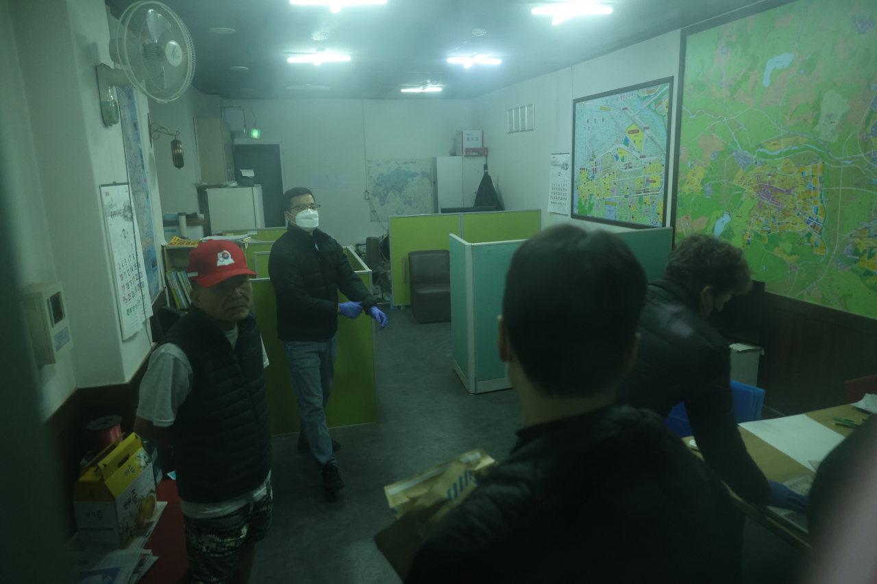 부산경찰청이 3일 오후 충남 아산시에 있는 더불어민주당 이재명 대표를 흉기로 찌른 피의자 김모(67) 씨의 직장 사무소를 압수수색하고 있다. [연합]