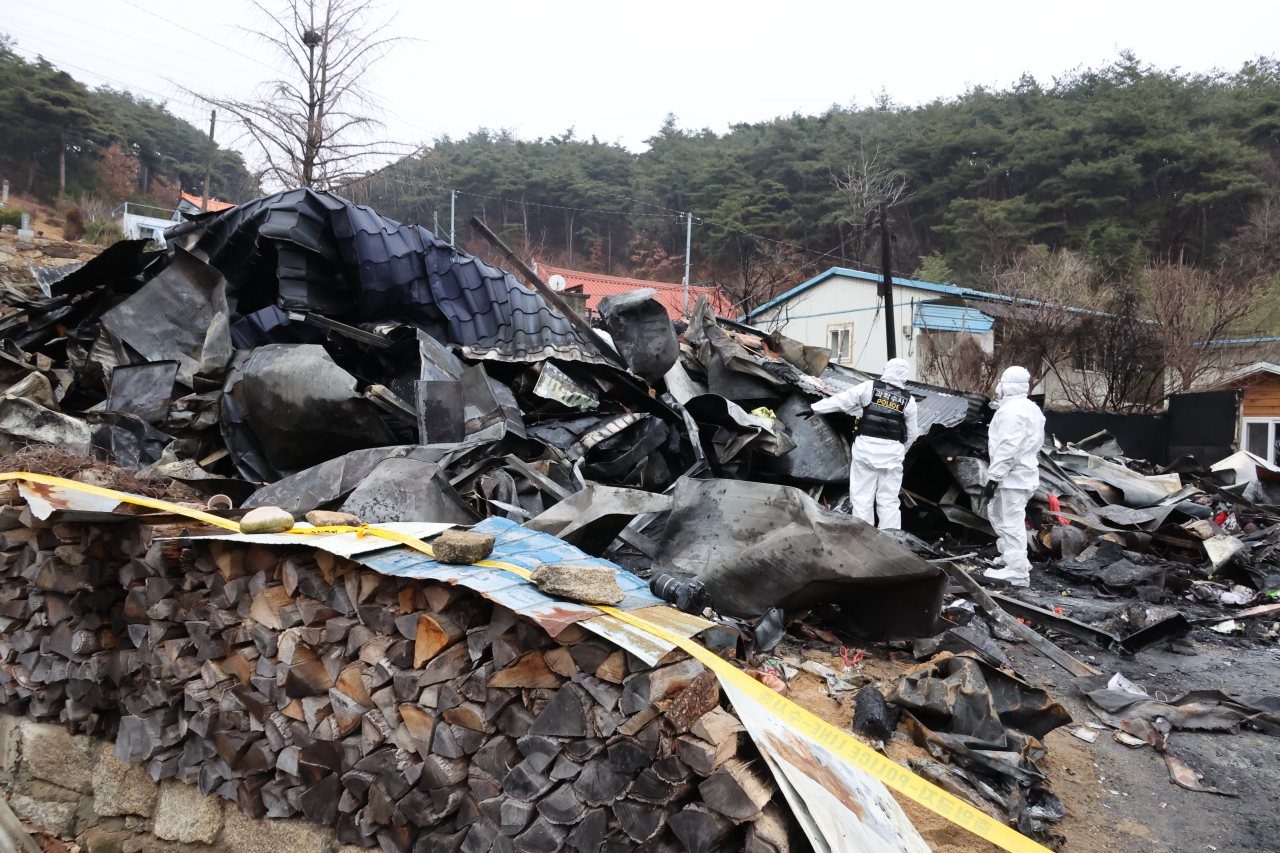 3일 오전 5시 50분께 전북 남원시 산동면의 한 주택 화재로 80대 A씨와 그의 아내가 숨지는 사고가 나 소방당국과 경찰, 전기안전공사 등이 현장 감식하고 있다. [연합]