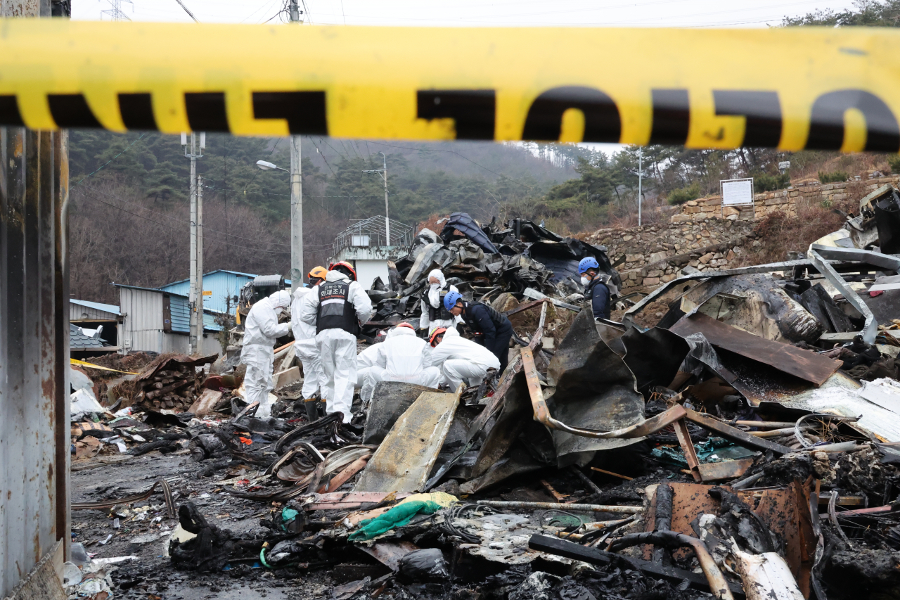 3일 오전 5시 50분께 전북 남원시 산동면의 한 주택 화재로 80대 A씨와 그의 아내가 숨지는 사고가 나 소방대원과 경찰관이 현장 감식하고 있다. [연합]