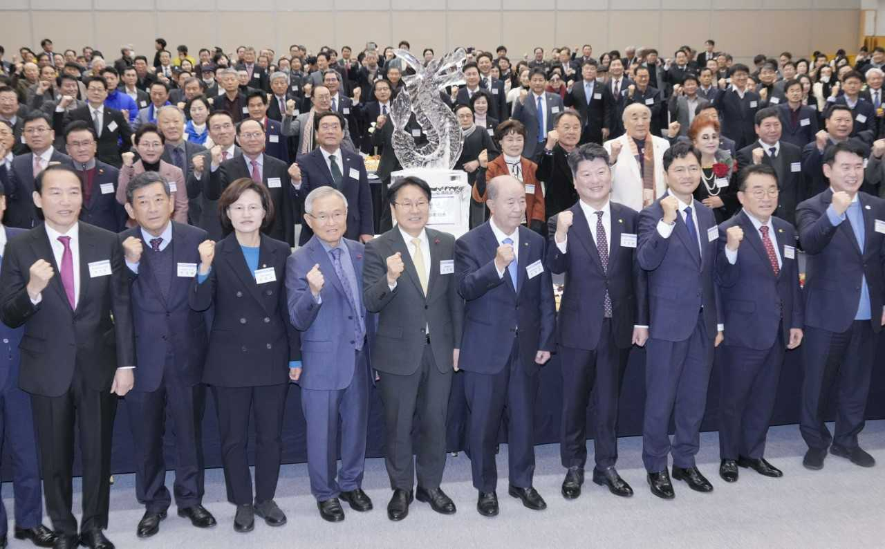 강기정 광주광역시장을 비롯해 고광완 행정부시장, 배일권 기획조정실장 등 광주시 모든 실국장들이 3일 광주상공회의소 주최 ‘2024 신년 인사회’에 참석했다.