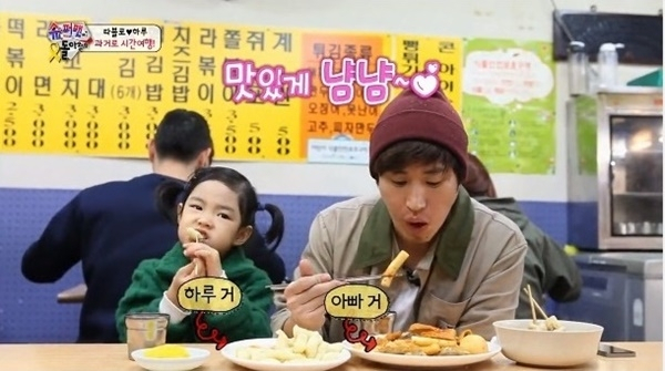 타블로와 딸 하루가 만나분식에서 떡코치와 떡볶이 등을 즐기는 모습. [KBS]