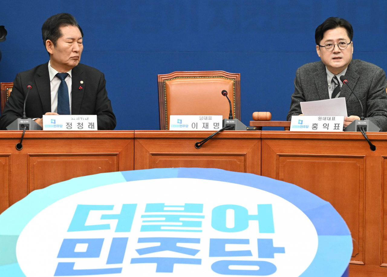 홍익표 더불어민주당 원내대표가 3일 오전 서울 여의도 국회에서 열린 최고위원회의에 참석해 모두발언을 하고 있다. 전날 괴한에게 피습당한 이재명 대표의 자리가 비어있다. 이상섭 기자