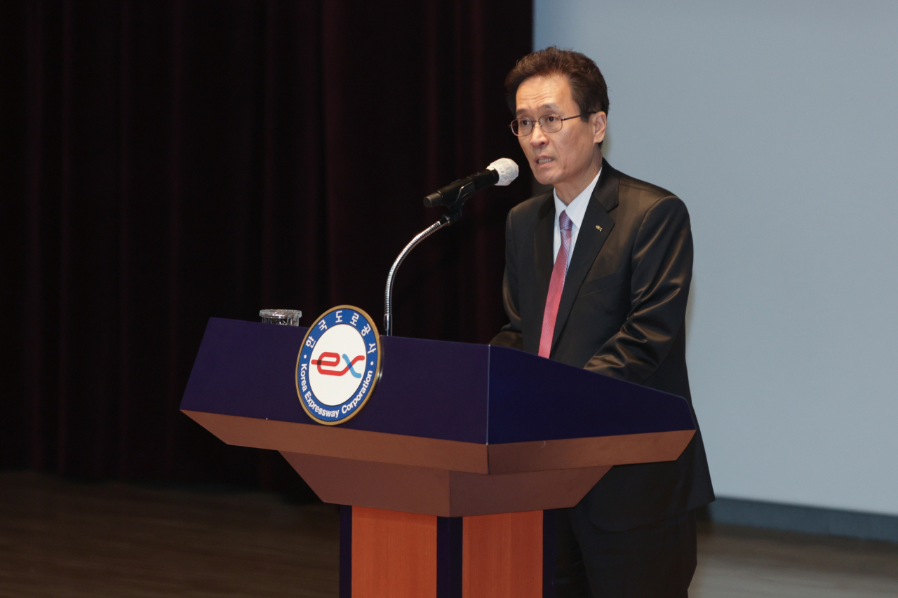 함진규 한국도로공사 사장이 지난 2일 김천 본사에서 열린 시무식에서 신년사를 발표하고 있다. [한국도로공사]