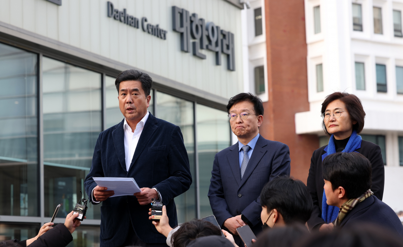 더불어민주당 5호 영입 인재인 강청희 전 대한의사협회 부회장(왼쪽)과 권칠승 민주당 수석대변인(가운데)이 3일 서울 종로구 서울대병원에서 이재명 더불어민주당 대표의 피습 관련 치료 경과 상태를 브리핑하고 있다. [연합]