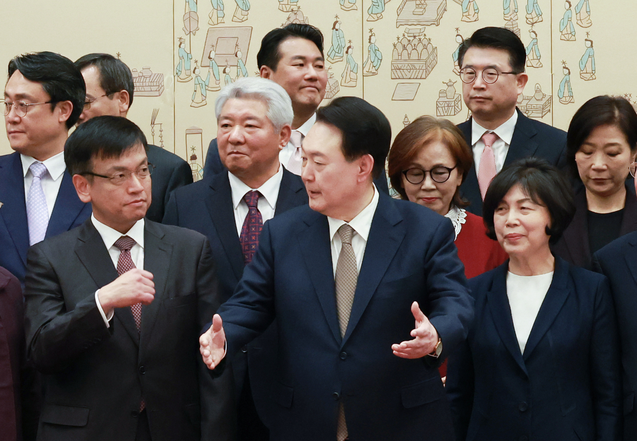 윤석열 대통령이 3일 서울 용산 대통령실 청사에서 열린 부총리·장관급 임명장 수여식에서 기념 촬영을 한 뒤 환담장으로 안내하고 있다. 연합뉴스
