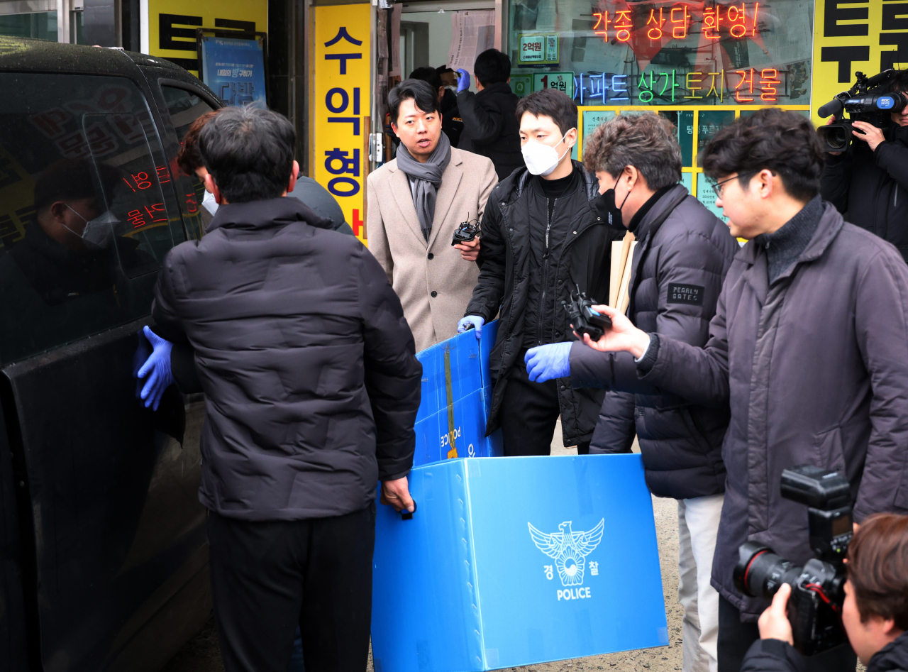 부산경찰청이 3일 오후 충남 아산시에 있는 더불어민주당 이재명 대표를 흉기로 찌른 피의자 김모(67) 씨의 직장 사무소 압수수색을 마친 뒤 나오고 있다. [연합]