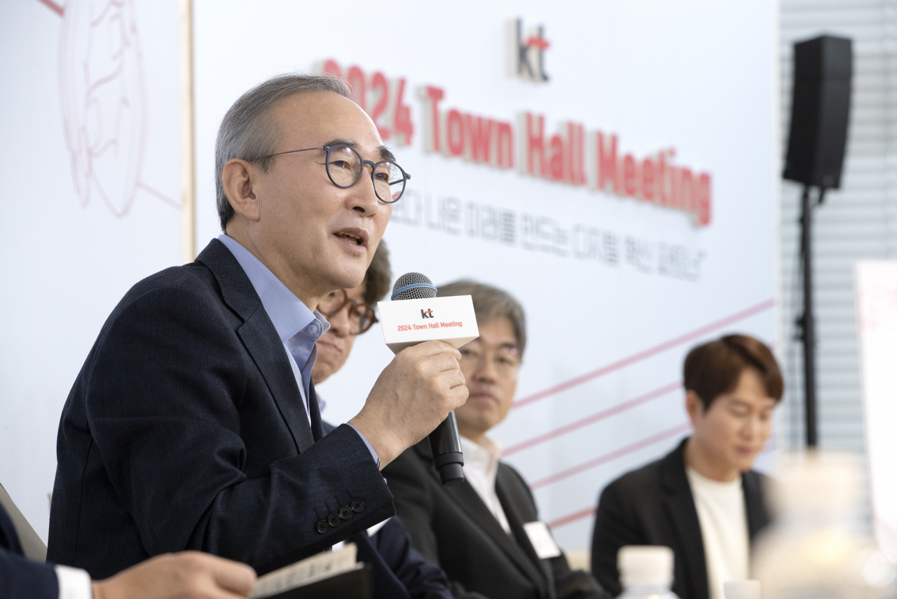 김영섭 KT대표가 3일 서울 광화문 사옥에서 열린 타운홀미팅에서 직원들의 질문에 답변을 하고 있다. [KT 제공]