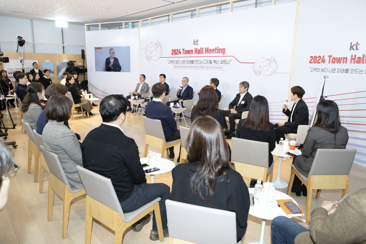김영섭 KT대표가 3일 서울 광화문 사옥에서 열린 타운홀미팅에서 직원들의 질문에 답변을 하고 있다. [KT 제공]