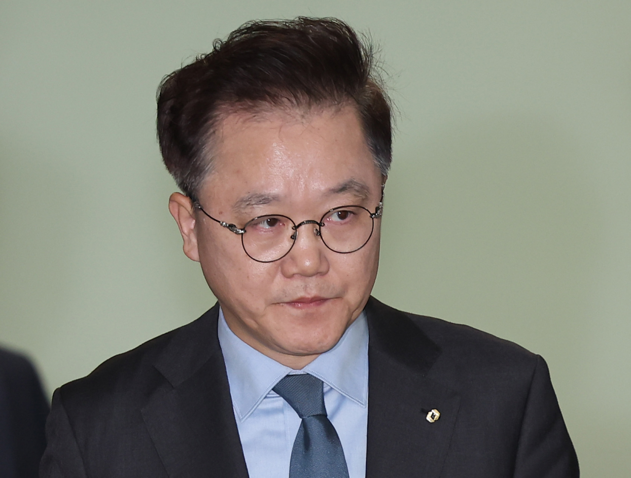 태영건설의 워크아웃(기업재무구조개선) 신청 관련 채권단 설명회가 열린 3일 오후 서울 산업은행 본점에서 강석훈 산업은행 회장이 브리핑을 위해 입장하고 있다. 연합뉴스