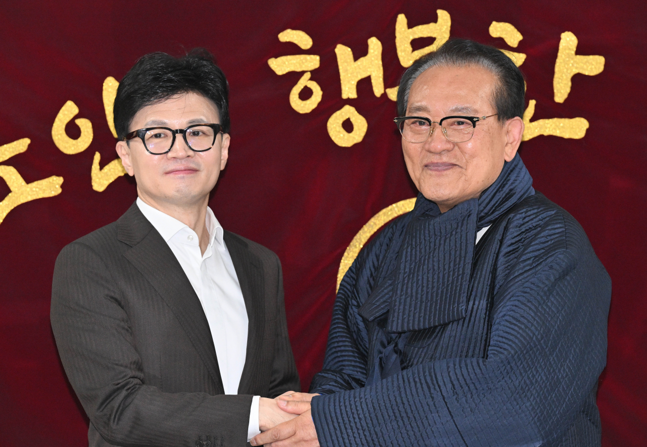 한동훈 국민의힘 비상대책위원장이 3일 민경우 전 비대위원의 '노인 비하' 논란 사과를 위해 용산구 대한노인회 중앙회를 방문해 김호일 회장을 만나고 있다. [연합]
