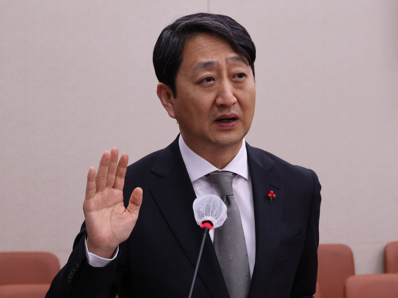 안덕근 산업통상자원부 장관 후보자 3일 국회에서 열린 인사청문회에서 선서하고 있다. [연합]