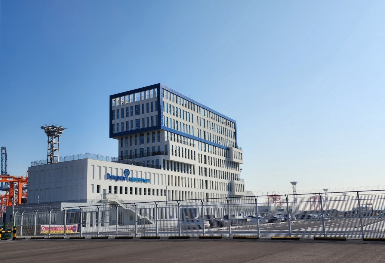 부산 신항 서컨테이너터미널 운영건물 전경. [사진=BPA]