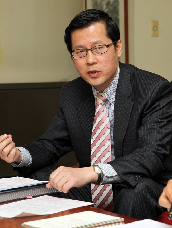 한국의 핵보유를 주장하는 정성장 세종연구소 통일전략연구실장(사진)이 자신의 주장을 자세하게 풀어놓은 ‘왜 우리는 핵보유국이 되어야 하는가’가 출간됐다.[연합]