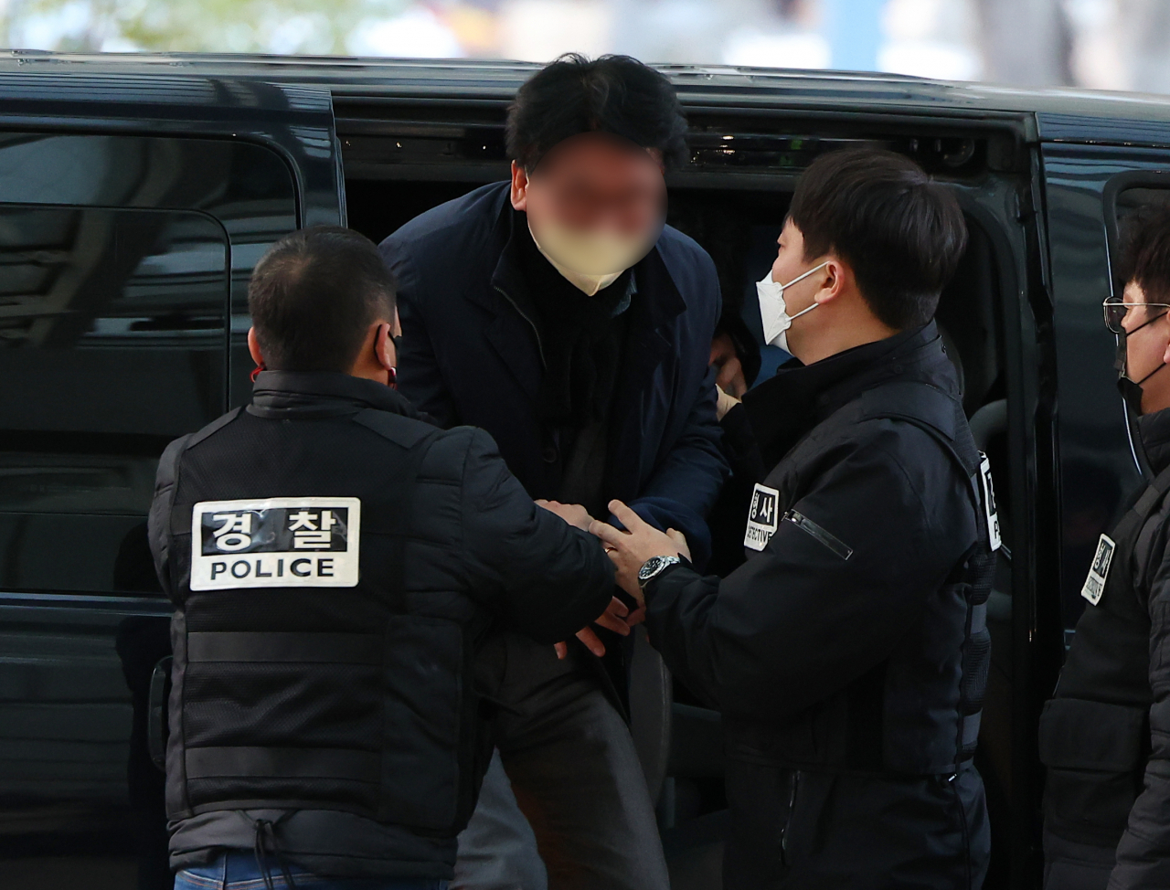 더불어민주당 이재명 대표를 흉기로 습격한 피의자 김모씨가 부산 연제구 부산경찰청으로 압송되고 있다. 부산경찰청 특별수사본부는 이 대표 급습 피의자인 김모씨에 대해 살인미수 혐의를 적용해 구속영장을 신청할 예정이라고 밝혔다. 김씨는 이날 오전 10시 29분께 부산 강서구 대항 전망대 시찰을 마치고 차량으로 걸어가던 이 대표의 왼쪽 목을 흉기로 찌른 혐의다. [연합]