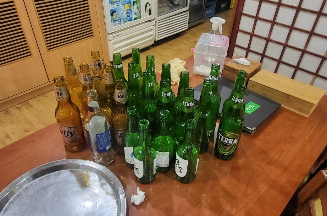 다 마시고 난 뒤 모여있는 술병들[독자 제공]
