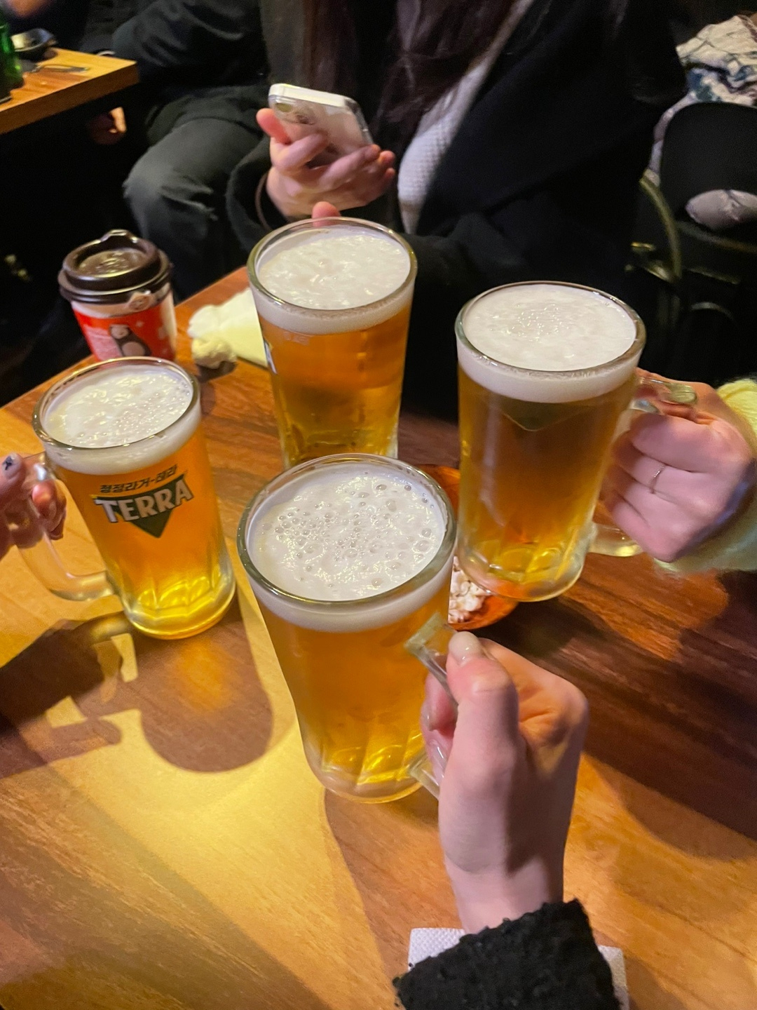 맥주를 마시는 모습[독자 제공]