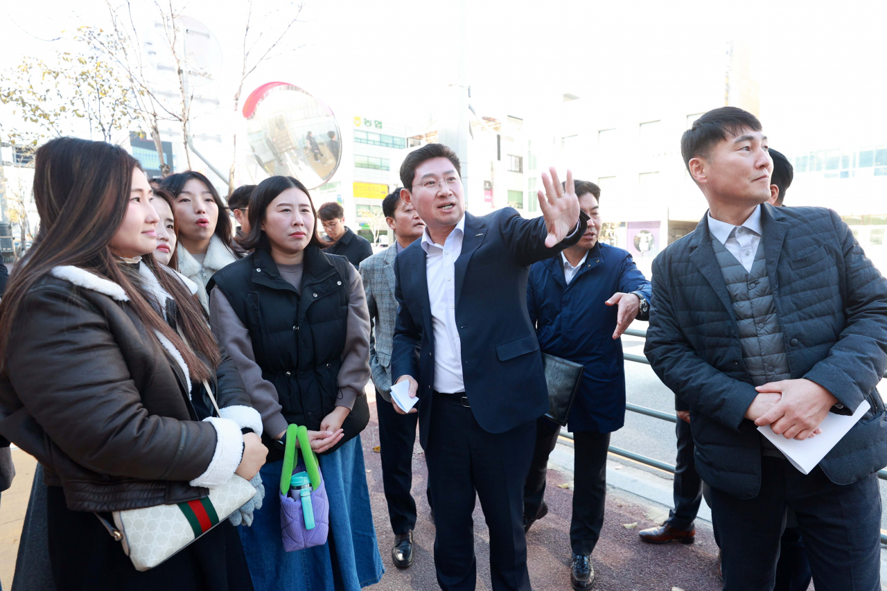 이상일 용인특례시장이 지난해 11월 13일 역북초등학교를 찾아 후문 앞 인도의 통학환경을 확인하고 안전 조치를 지시했다.[용인시 제공]