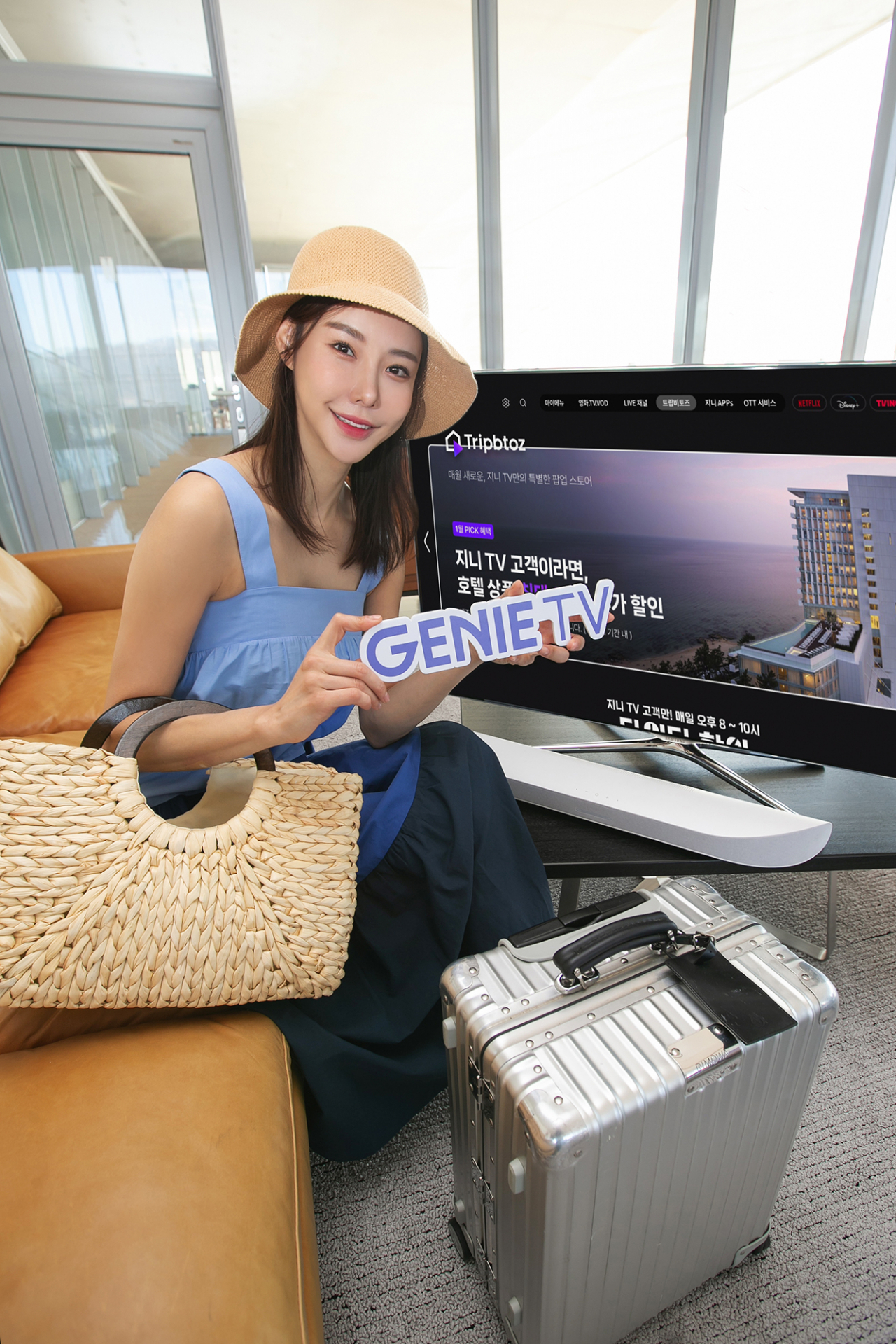 KT 모델이 지니 TV 브랜드 팝업스토어를 선보이고 있다. [KT 제공]